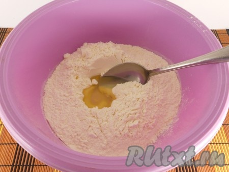 Муку просеять в глубокую миску. Сделать углубление, влить растительное масло, чуть смешать его с мукой.