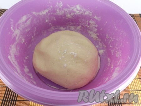 Быстро ложкой смешать муку с кипятком, замешивая тесто. Далее руками продолжать мешать (осторожно - тесто горячее). Вымешивать тесто около 10-15 минут - оно станет эластичным, мягким, похожим на пластилин. Тесто прикрыть полотенцем и оставить до остывания.
