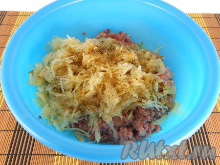 Мясо перекрутить на мясорубке. Капусту нашинковать тонко, чуть посолить и помять руками. Обжарить порезанный мелко репчатый лук на растительном масле до мягкости, добавить капусту. Обжаривать капусту с луком минут 7 на небольшом огне. Остудить. К фаршу добавить капусту, посолить и поперчить. Перемешать.
