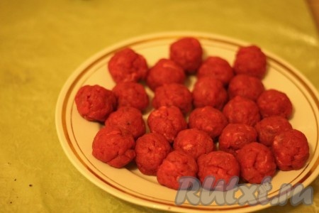 Для получения фарша пропустить кусочки мяса и 1 очищенную луковицу через мясорубку, получившийся фарш посолить, поперчить, тщательно перемешать. Сформировать из фарша круглые фрикадельки размером с небольшой грецкий орех.