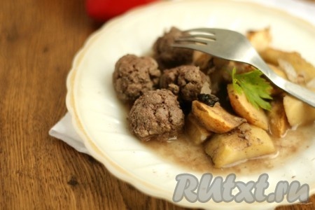 Фрикадельки с яблоками в духовке