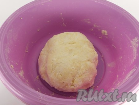 Руками замесить нежное и мягкое тесто, которое легко соберётся в ком, добавляя в процессе замеса по мере необходимости оставшуюся муку. Как только тесто соберётся в шар, значит больше муку подсыпать не нужно.