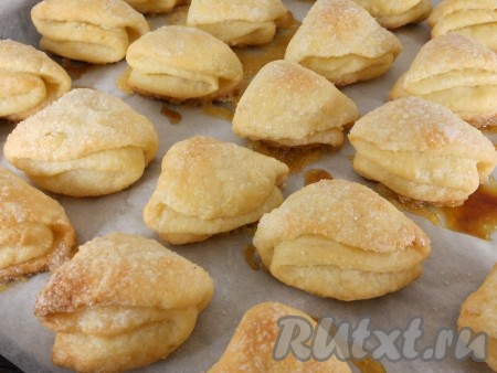 Выпекать печенье "Поцелуйчики" в предварительно разогретой до 180 градусов духовке минут 30 (до светло-румяного цвета). Возможно, времени понадобится и меньше, ориентируйтесь на румяность творожной выпечки.