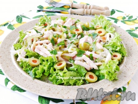 Вкусный и пикантный салат с копчёным мясом и огурцами готов. Это блюдо очень гармонично впишется в праздничное меню и, наверняка, понравится и вам, и вашим близким.
