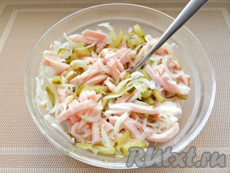 Огурцы нарезать соломкой и выложить в салат из копчёного мяса и лука.
