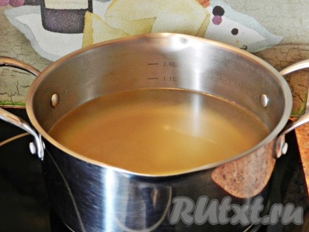 Бульон перелить в кастрюлю, посолить по вкусу, довести до кипения.