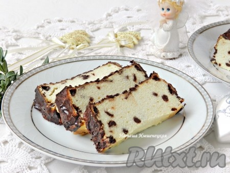 Нежная и вкусная творожная запеканка с шоколадом готова.