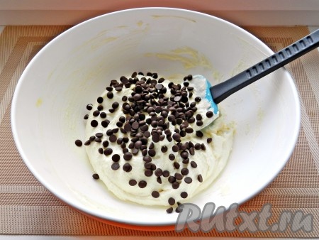 Добавить шоколадные капли и снова перемешать.