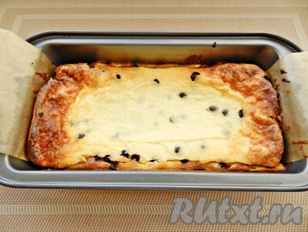 Готовую запеканку оставить в выключенной духовке еще на 10 минут, затем вытащить и остудить в форме. 