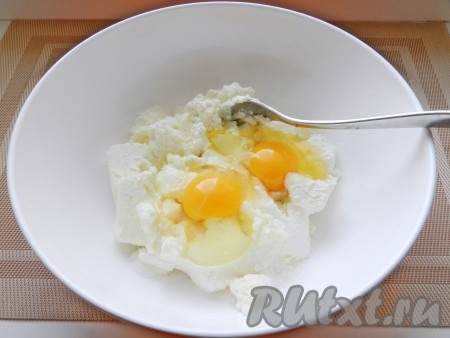 Творог растереть с солью, сахаром, ванильным сахаром и яйцами в однородную массу.