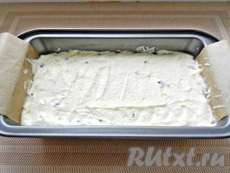 Форму для выпечки выстелить пергаментом (только дно), смазать немного сливочным маслом, выложить творожную массу и разровнять. Разогреть духовку до 180 градусов. Форму с запеканкой поставить в духовку и выпекать 45 минут.