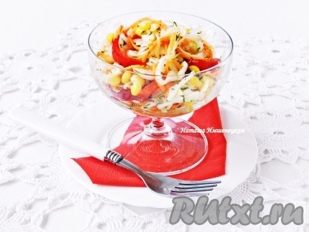 Вкусный и сочный салат из свежей капусты и кукурузы готов.