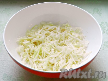 Капусту нашинковать, присыпать немного солью, слегка помять руками.