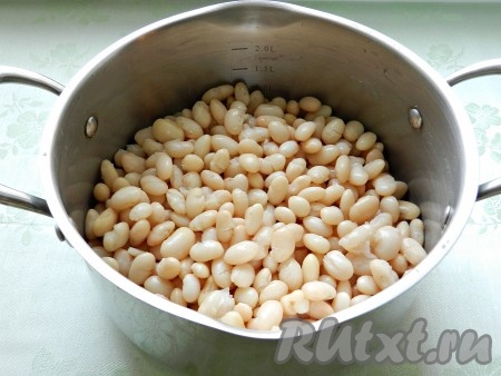 Затем воду слить, залить свежей и поставить варить фасоль до готовности в течение 40-50 минут.