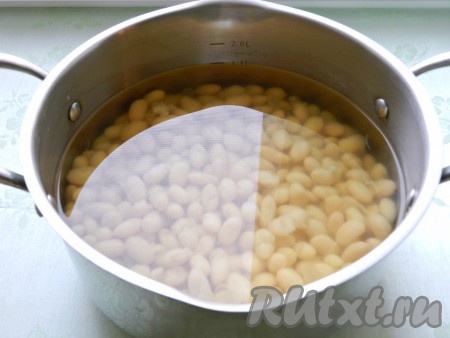 Фасоль хорошо промыть, замочить на ночь в холодной воде. 