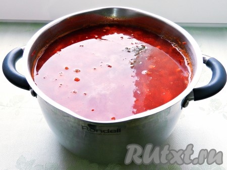 В последнюю очередь добавить в бульон заправку, довести до кипения и выключить огонь. Отставить борщ настояться в течение 15-20 минут и подавать.