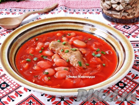 Вкуснейший, наваристый и ароматный борщ с фасолью и мясом готов.