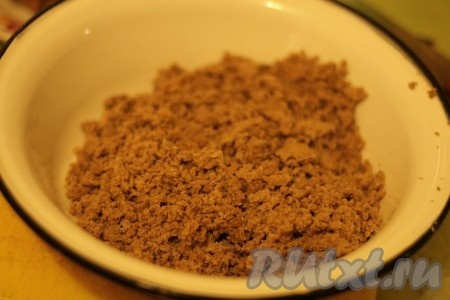 Для приготовления пудинга лучшего всего брать ржаной хлеб (я использовала ржаной хлеб с тмином). Хлеб натереть на крупной тёрке в миску.