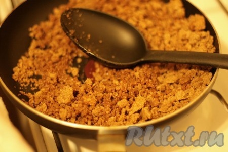 Натёртый хлеб выложить на сухую сковороду. Обжарить хлеб, помешивая, в течение 5 минут на среднем огне. Затем добавить 60 миллилитров растительного масла и 3-4 столовых ложки жидкого мёда (если мёд засахарился, его можно прогреть до жидкого состояния на водяной бане или в микроволновке), тщательно перемешать, готовить, иногда перемешивая, ещё 3 минуты.