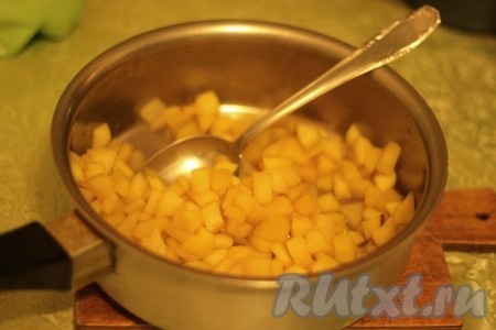 Для этого блюда я предпочитаю брать&nbsp;кислые зелёные яблоки.&nbsp;Яблоки очистить, нарезать на небольшие кусочки, выложить в кастрюлю с толстым дном, влить несколько столовых ложек воды (вода должна покрывать дно кастрюли, чтобы яблоки тушились и не пригорали), добавить оставшийся мёд, перемешать, довести воду до кипения, убавить огонь. Томить яблоки до мягкости, достаточно часто перемешивая. Яблоки должны стать мягкими, но и в пюре они превратиться не должны. Продолжительность тушения зависит от твёрдости яблок. У меня были очень твёрдые яблоки, поэтому я готовила их до мягкости 15 минут. Убрать яблоки с огня, дать остыть.