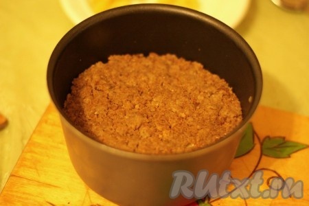 Накрыть оставшейся хлебной массой, немного утрамбовать. Сбрызнуть пудинг из хлеба и яблок оставшимся маслом.