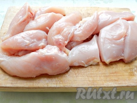 Куриное филе вымыть, обсушить, нарезать крупными кусочками.
