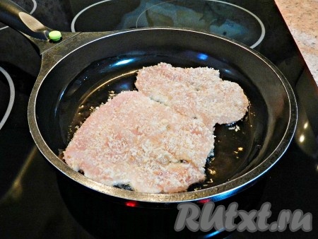 Куриное филе панировать в сухарях и обжарить на растительном масле с обеих сторон до золотистого цвета.