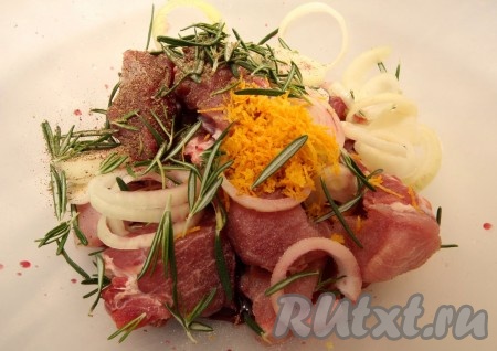 Мясо нарезаем на куски шириной примерно 2-2,5 см, иначе шашлык прожарится не равномерно. Половину лука нарезаем кольцами, а вторую половину лука измельчаем в блендере (лук, измельченный в блендере, даст нам максимальное количество сока). К мясу добавляем лук, ром, розмарин, цедру лимона, соль и перец. Хорошо перемешиваем и оставляем мариноваться на 1,5-2 часа.