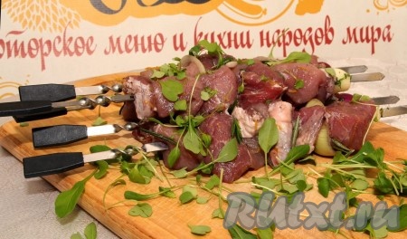 Нанизываем мясо на шампур нужно вдоль волокон, а куски помельче – с краев, покрупнее – в середине (там больше жара).
