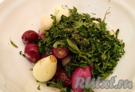 Лук чистим и маринуем в измельчённой зелени, уксусе, масле, соли и перце. СОВЕТ: для хранения не целой луковицы надо смазать место разреза маслом или жиром.
