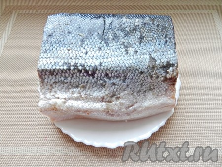 Кижуч разморозить на нижней полке холодильника.
