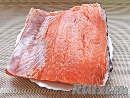 Рыбу очистить, удалить плавники, вырезать хребет и оставить филе на коже.