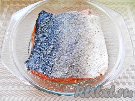 Со всех сторон натереть кижуч этой смесью, положить в стеклянную емкость и оставить на 1-1,5 суток в прохладном месте. В процессе засолки один раз рыбу перевернуть.
