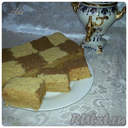 Горячие коржи подравниваем, отрезая лишнее. Из обрезков делаем крошку, которая понадобится для украшения торта. Для приготовления крема взбиваем сгущенку со сливочным маслом. Остывшие испеченные коржи обильно смазываем кремом, складываем друг на друга и оставляем на ночь пропитаться. Я всегда оставляю на ночь. Посыпаем медовый Наполеон крошкой и украшаем по вкусу. Очень вкусный тортик.
