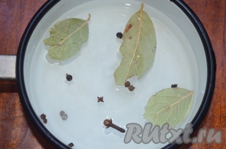 Вскипятить воду с солью, сахаром и специями (без уксуса). Остудить.