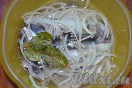 Лук порезать полукольцами, смешать с мойвой. Залить маринадом, добавить уксус.