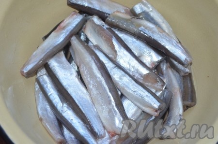 У рыбы отрезать головы, почистить от внутренностей. Промыть.
