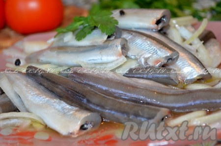 Убрать в холодильник на сутки - двое. Затем маринад слить, полить маслом и можно подавать вкусную маринованную мойву, приготовленную в домашних условиях, к столу.