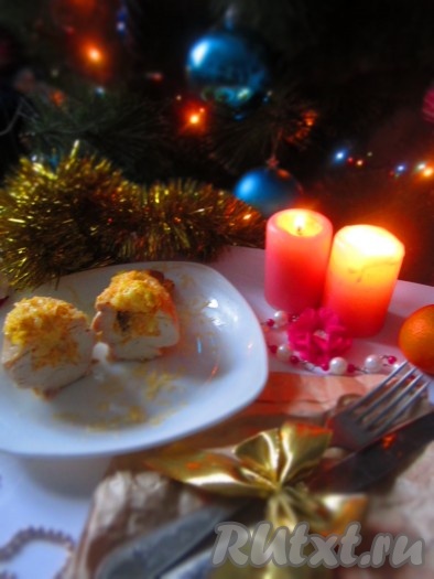 Фаршированная куриная грудка получается очень вкусной и нежной. 