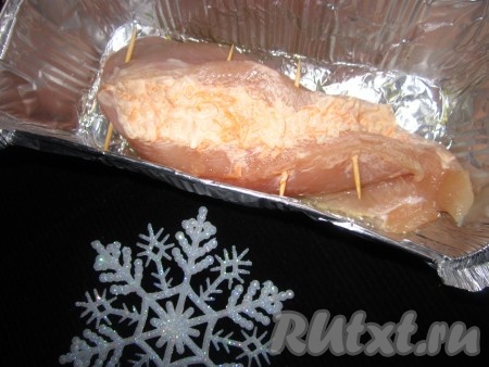 Выложите фаршированную куриную грудку в форму для запекания, смазанную растительным маслом, и поставьте в разогретую духовку на 40-50 минут при температуре 180 градусов.
