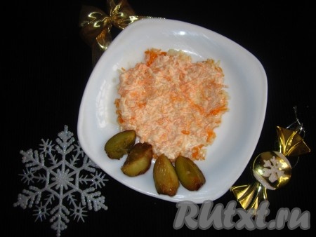 Смешайте рис, тыкву, сметану. Сливы без косточек разрежьте на дольки или можете оставить так.
