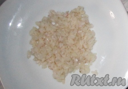 Отварите рис до готовности в подсоленной воде.
