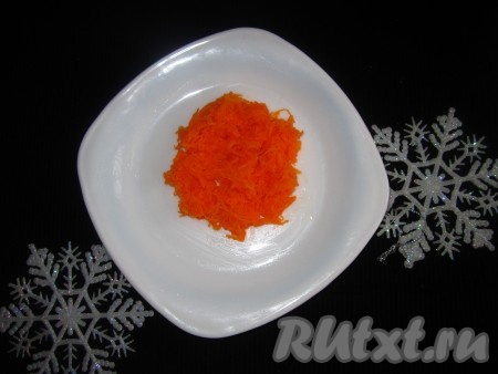 Тыкву, натёртую на мелкой терке, потомите 2 минуты на сковороде, посолите.
