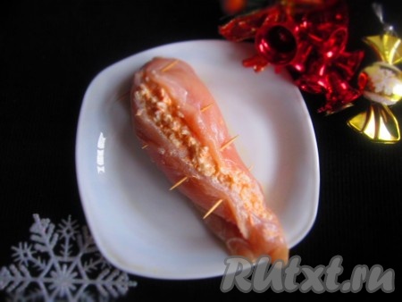 Натрите куриную грудку солью. Поместите в "кармашек" сначала сливы, посыпанные сахаром, а потом рис с тыквой. Края грудки скрепите зубочистками.
