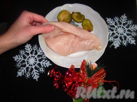 Куриную грудку разрежьте сбоку, сделав карман.
