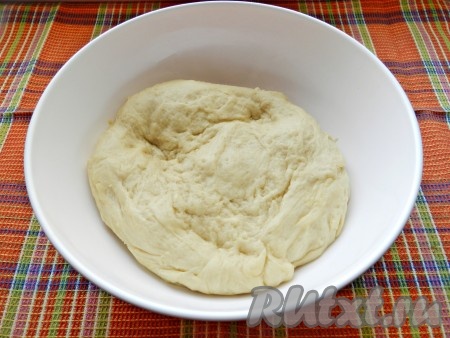 Смешать муку и дрожжи, постепенно соединить сухие и жидкие ингредиенты. Замесить мягкое тесто, накрыть полотенцем и убрать для подхода на 1 час в теплое место.
