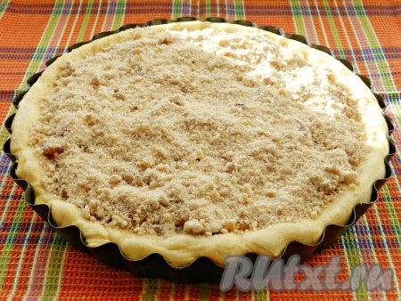 Когда тесто подойдет, посыпать поверх начинки крошкой и поставить пирог с айвой в разогретую до 200 градусов духовку на 25-30 минут. Теста получается немного больше, чем требуется для формы диаметром 25 см. Из остатков теста можно приготовить пирожки или булочки.
