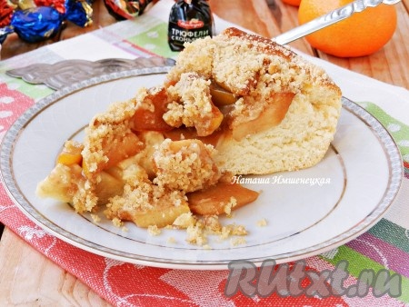 Вкусный, пышный и ароматный пирог с айвой готов.