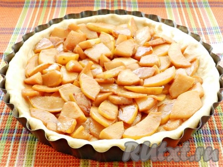 Тесто выложить на дно формы, сделать бортики. Выложить начинку и оставить подходить на 20 минут.