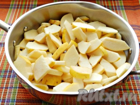 В сковороде разогреть сливочное масло, выложить айву и прогреть, постоянно перемешивая, в течение 5 минут.